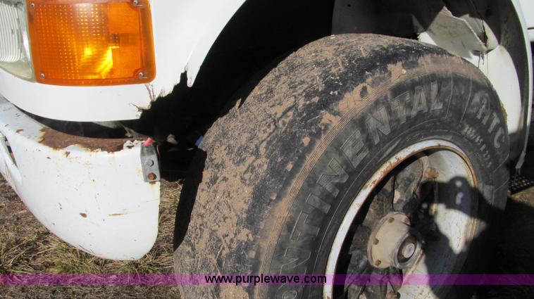 image for item E3657 1995 International 4900 flatbed truck