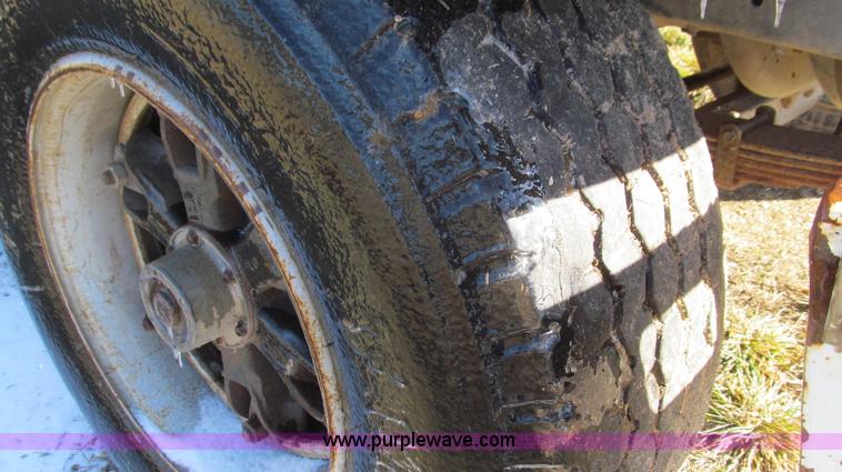 image for item E3657 1995 International 4900 flatbed truck