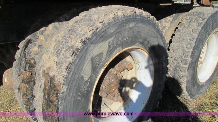 image for item E3657 1995 International 4900 flatbed truck