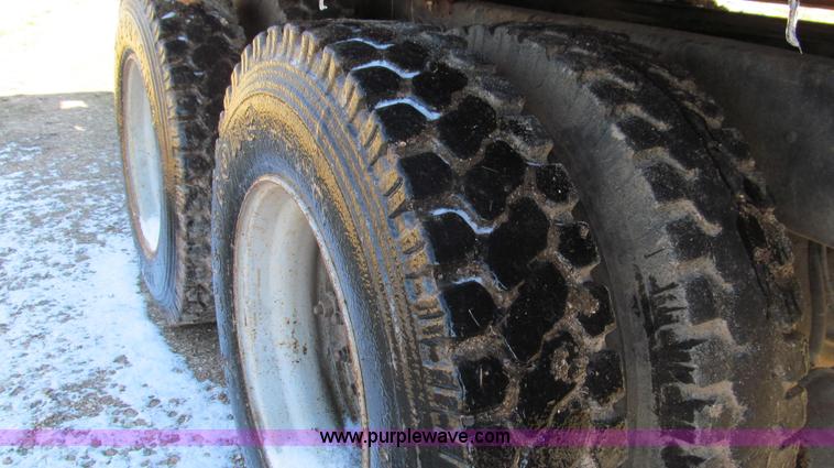 image for item E3657 1995 International 4900 flatbed truck