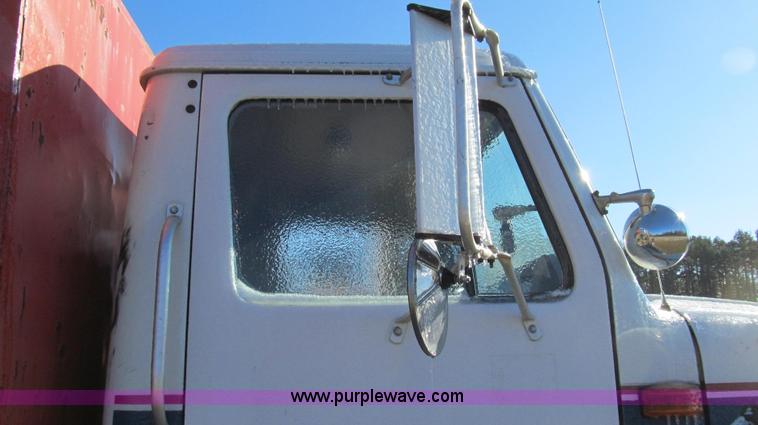 image for item E3657 1995 International 4900 flatbed truck