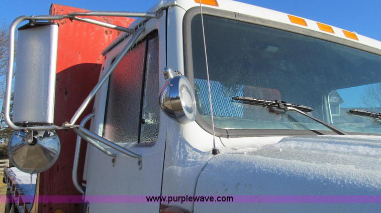 image for item E3657 1995 International 4900 flatbed truck