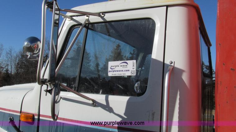 image for item E3657 1995 International 4900 flatbed truck
