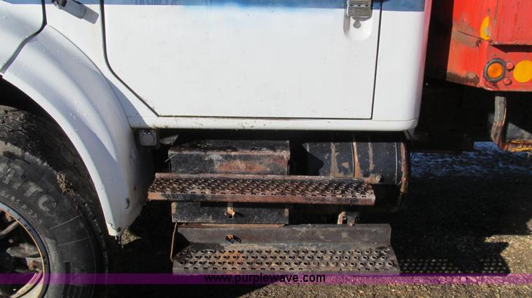 image for item E3657 1995 International 4900 flatbed truck