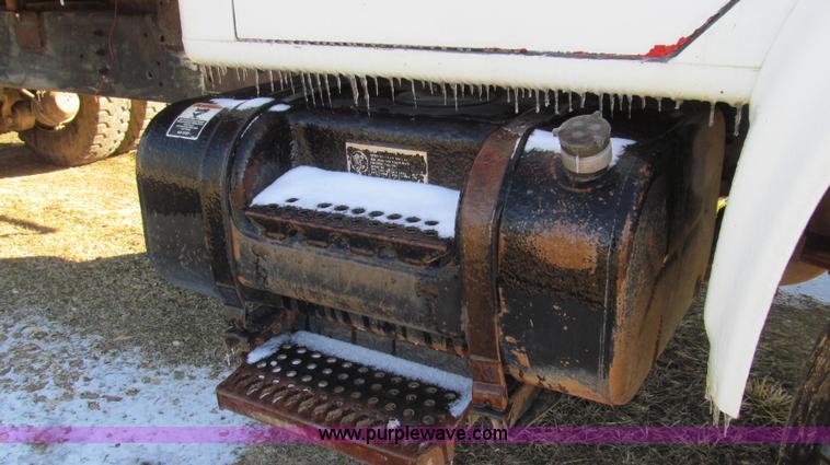 image for item E3657 1995 International 4900 flatbed truck