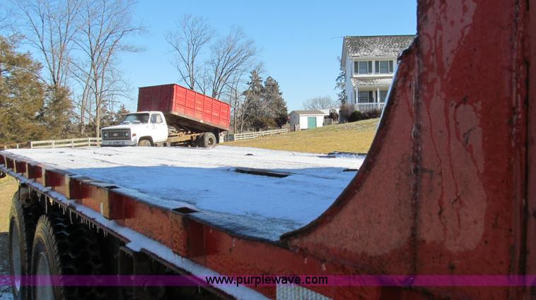 image for item E3657 1995 International 4900 flatbed truck
