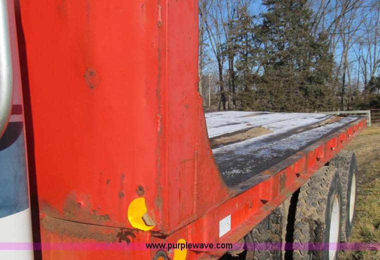 image for item E3657 1995 International 4900 flatbed truck