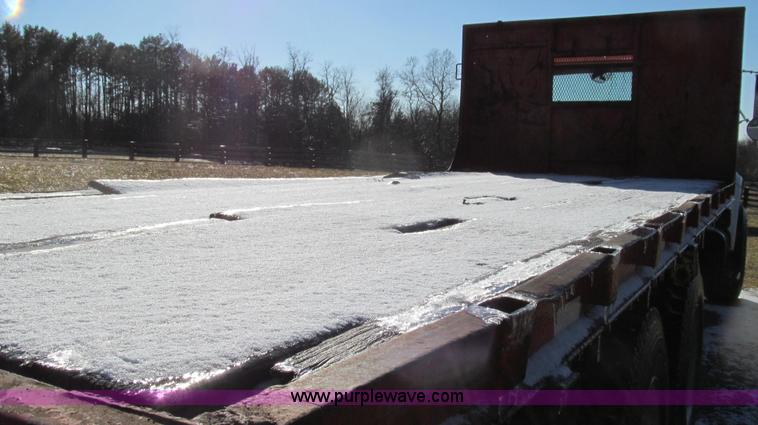 image for item E3657 1995 International 4900 flatbed truck