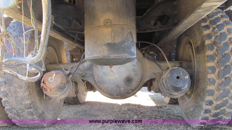 image for item E3657 1995 International 4900 flatbed truck