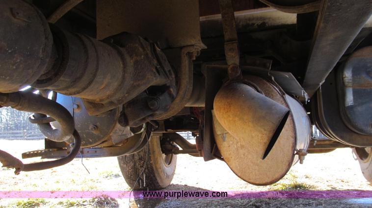 image for item E3657 1995 International 4900 flatbed truck