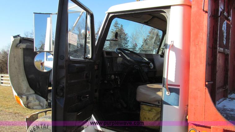 image for item E3657 1995 International 4900 flatbed truck