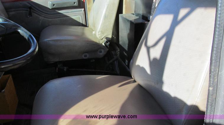 image for item E3657 1995 International 4900 flatbed truck