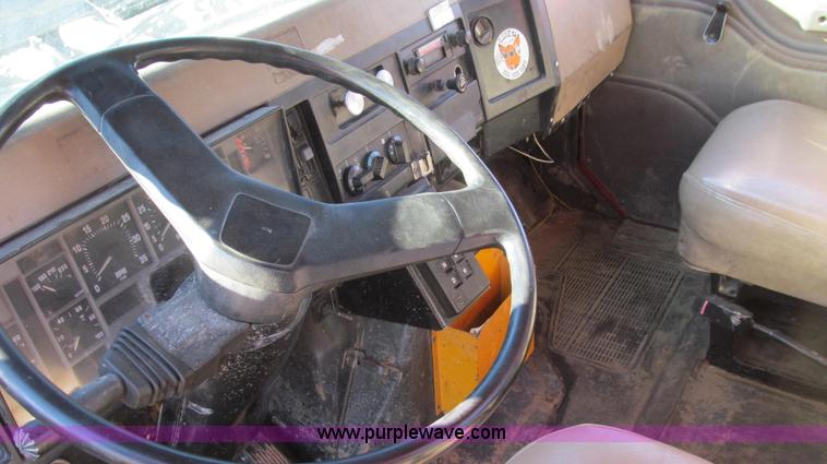 image for item E3657 1995 International 4900 flatbed truck