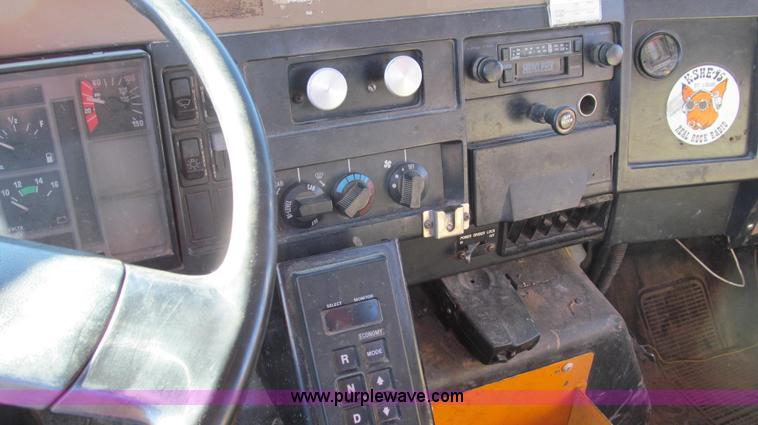 image for item E3657 1995 International 4900 flatbed truck