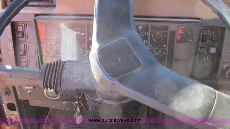 image for item E3657 1995 International 4900 flatbed truck