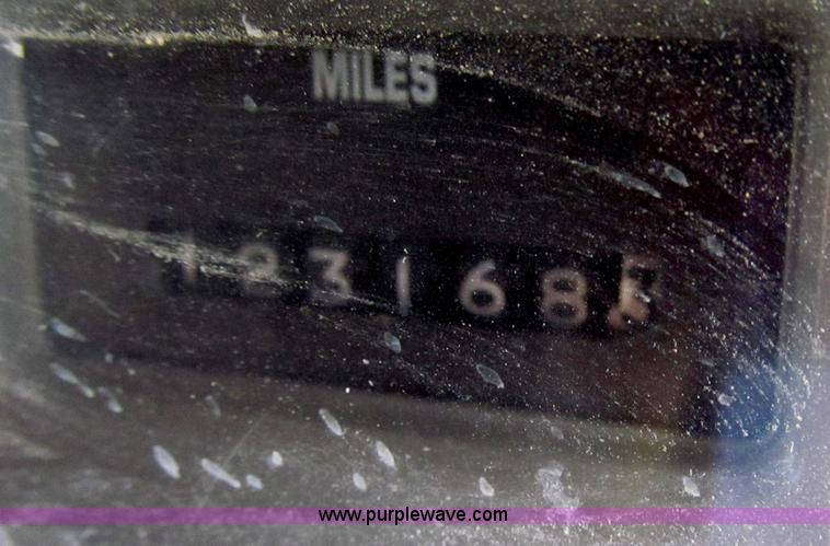 image for item E3657 1995 International 4900 flatbed truck