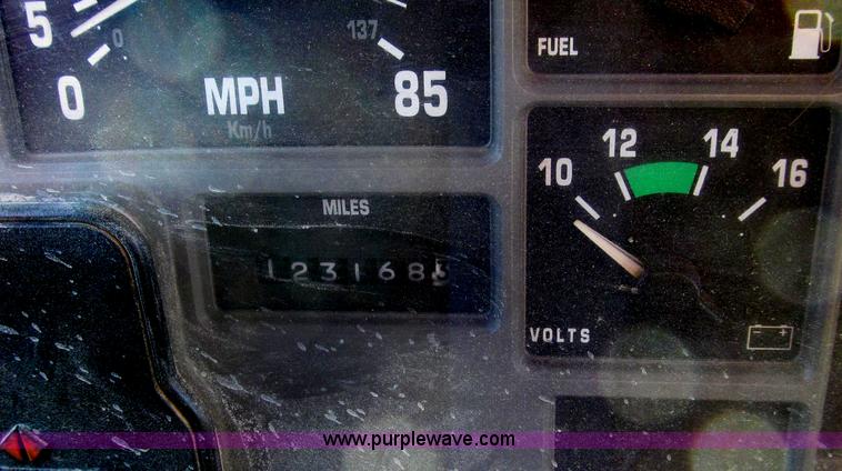 image for item E3657 1995 International 4900 flatbed truck