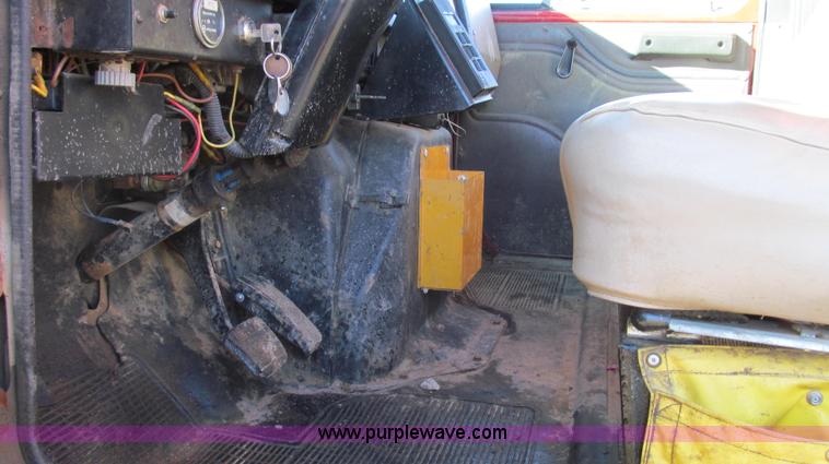 image for item E3657 1995 International 4900 flatbed truck