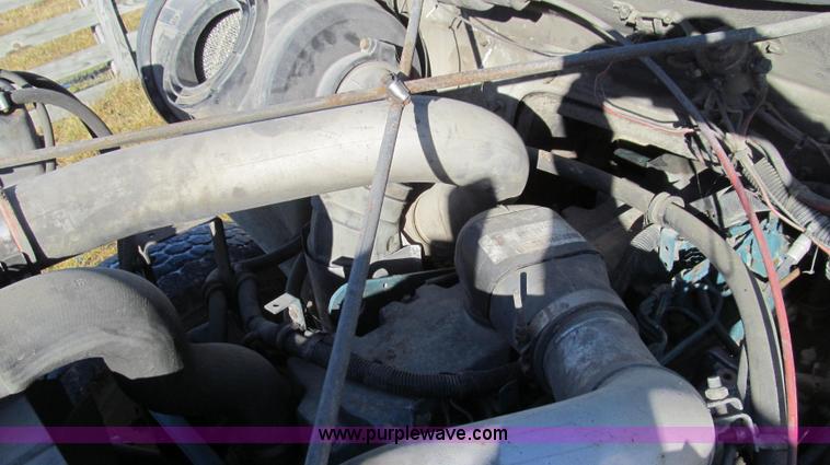 image for item E3657 1995 International 4900 flatbed truck