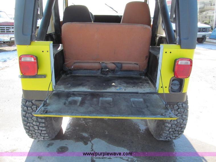 image for item E5868 1983 Jeep CJ7 SUV