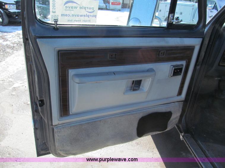 image for item E5869 1990 Dodge Ram D250 pickup truck