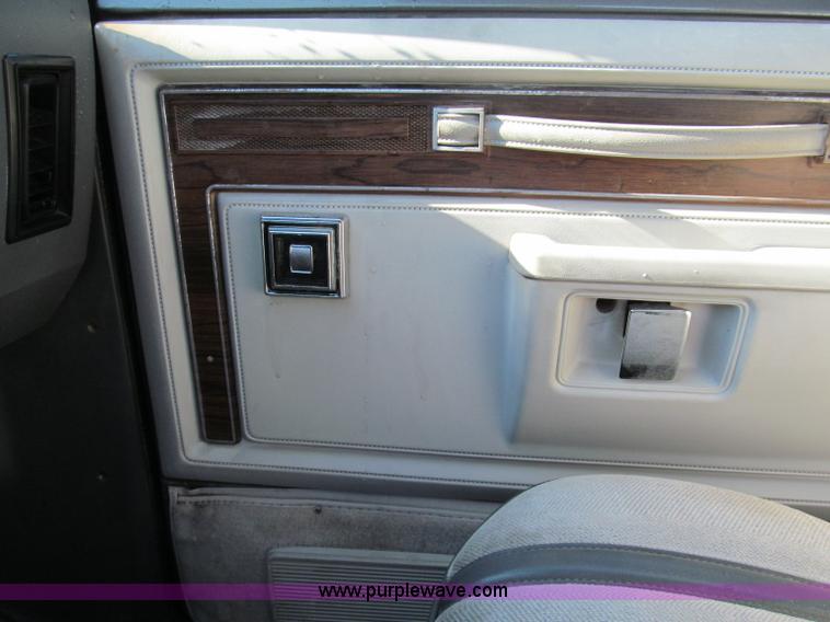 image for item E5869 1990 Dodge Ram D250 pickup truck