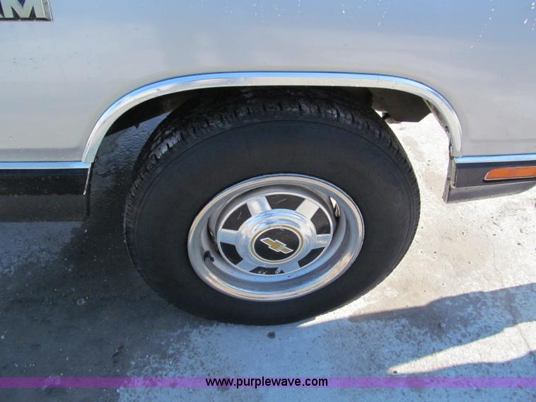 image for item E5869 1990 Dodge Ram D250 pickup truck