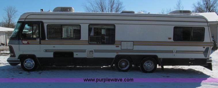image for item E5870 1986 Chevrolet Imperial Holiday Rambler 33' RV