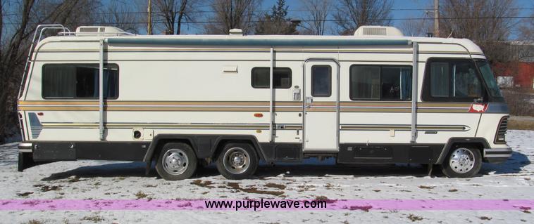 image for item E5870 1986 Chevrolet Imperial Holiday Rambler 33' RV