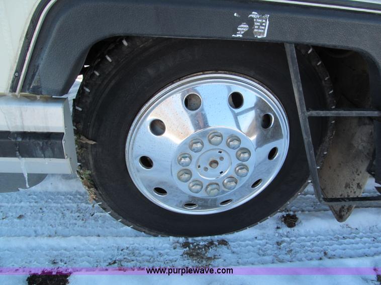 image for item E5870 1986 Chevrolet Imperial Holiday Rambler 33' RV