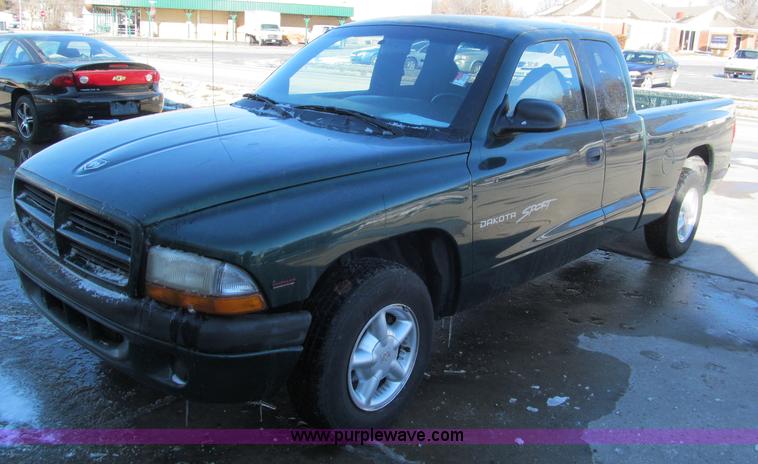 image for item E5871 1999 Dodge Dakota Club Cab pickup truck