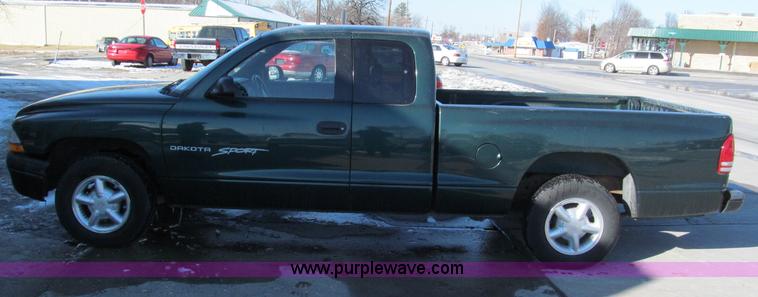 image for item E5871 1999 Dodge Dakota Club Cab pickup truck