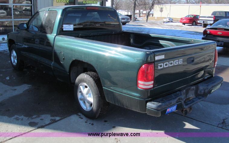 image for item E5871 1999 Dodge Dakota Club Cab pickup truck