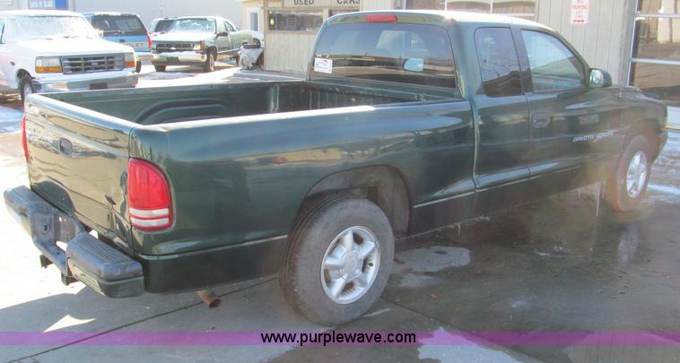 image for item E5871 1999 Dodge Dakota Club Cab pickup truck