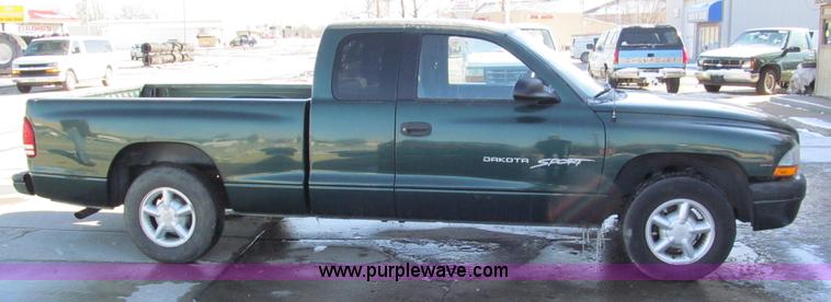 image for item E5871 1999 Dodge Dakota Club Cab pickup truck