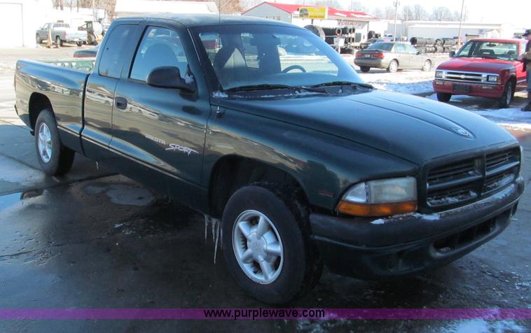 image for item E5871 1999 Dodge Dakota Club Cab pickup truck