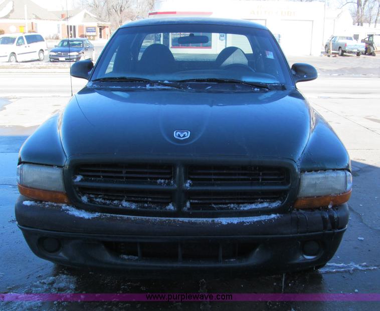 image for item E5871 1999 Dodge Dakota Club Cab pickup truck