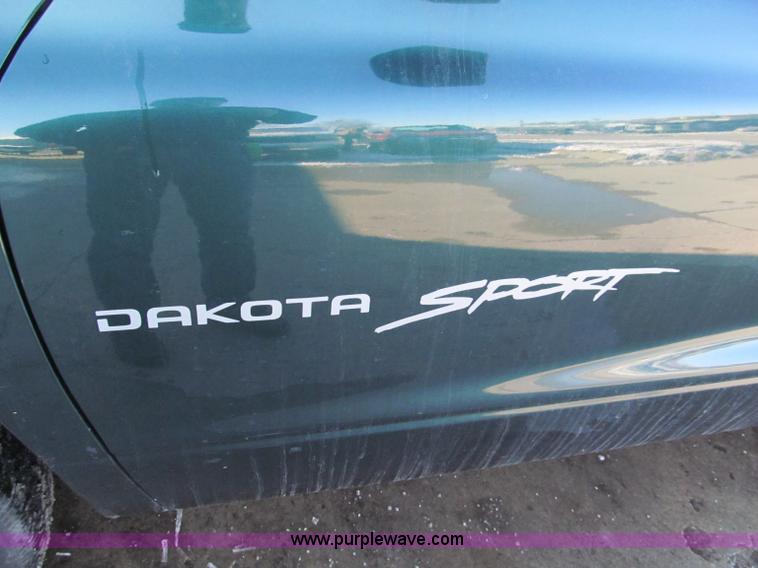 image for item E5871 1999 Dodge Dakota Club Cab pickup truck