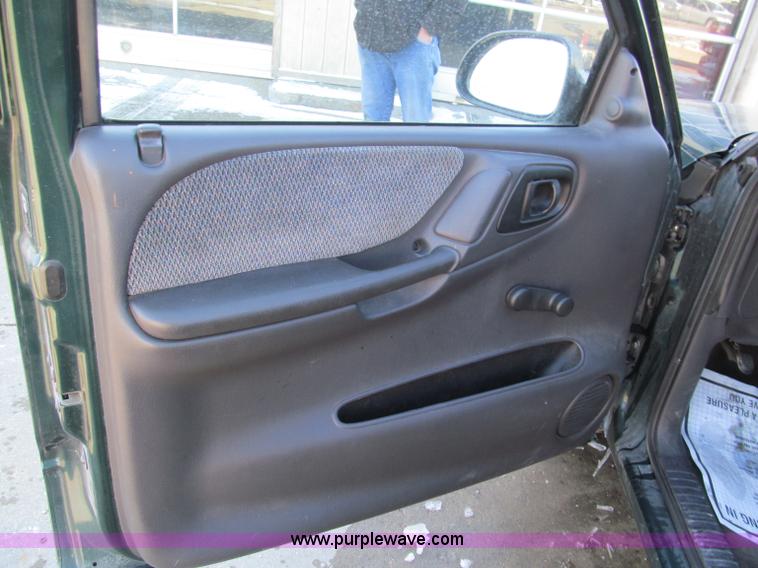 image for item E5871 1999 Dodge Dakota Club Cab pickup truck