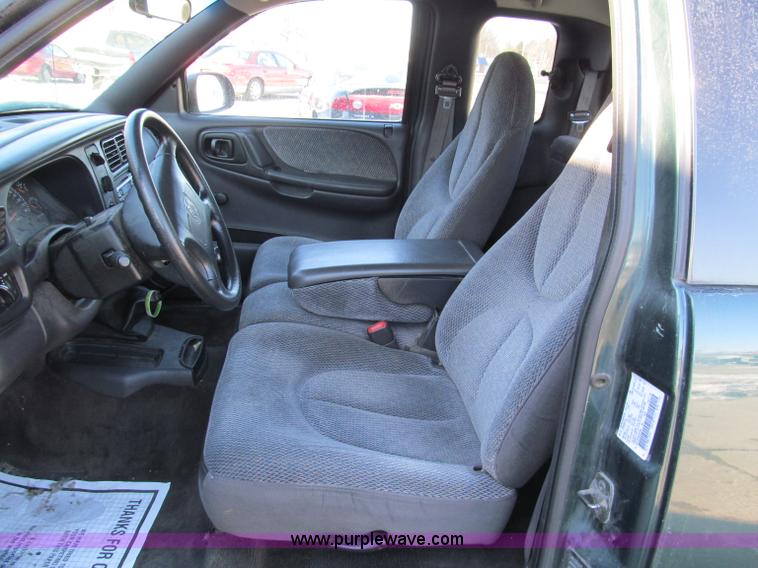 image for item E5871 1999 Dodge Dakota Club Cab pickup truck