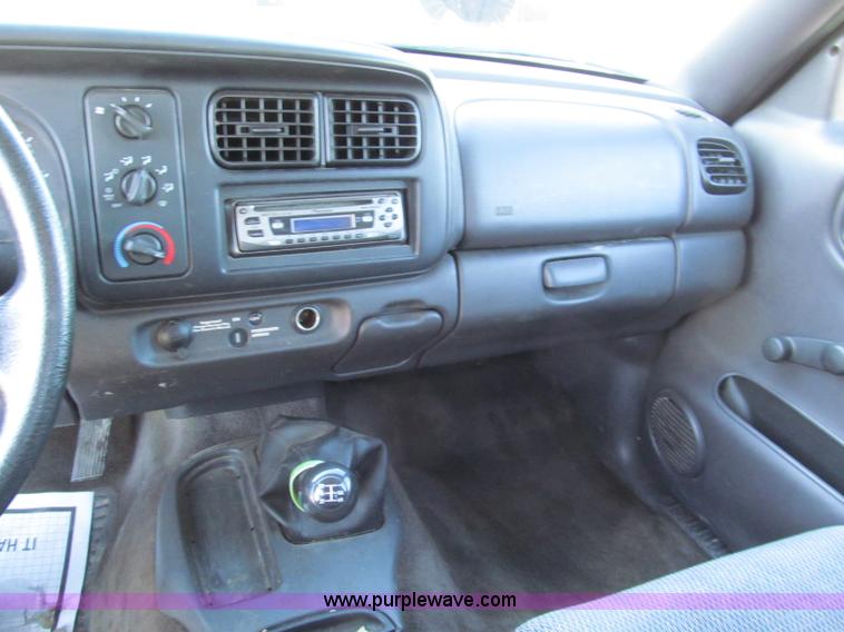 image for item E5871 1999 Dodge Dakota Club Cab pickup truck