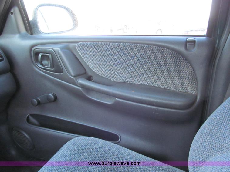 image for item E5871 1999 Dodge Dakota Club Cab pickup truck