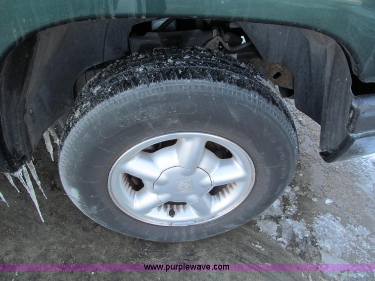 image for item E5871 1999 Dodge Dakota Club Cab pickup truck