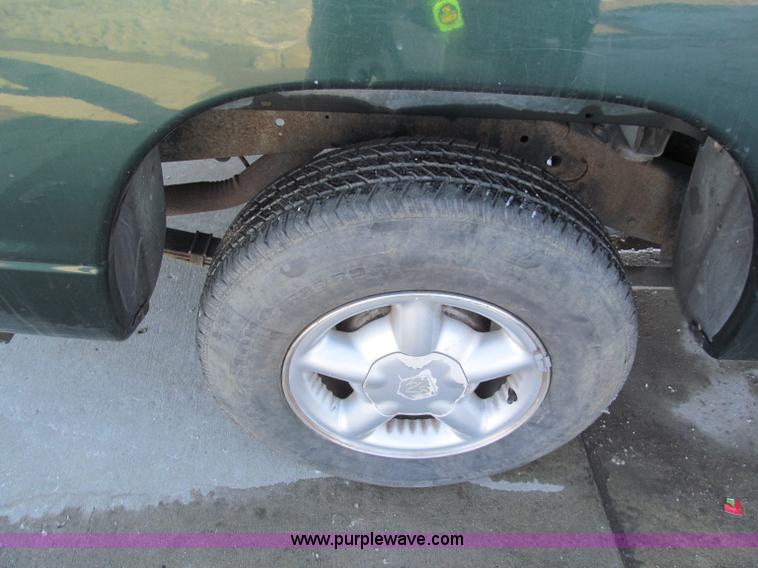 image for item E5871 1999 Dodge Dakota Club Cab pickup truck