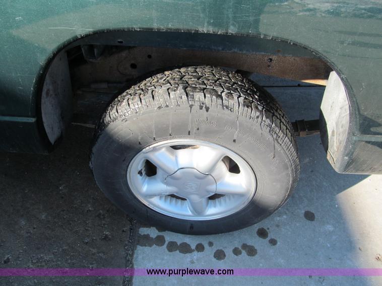 image for item E5871 1999 Dodge Dakota Club Cab pickup truck