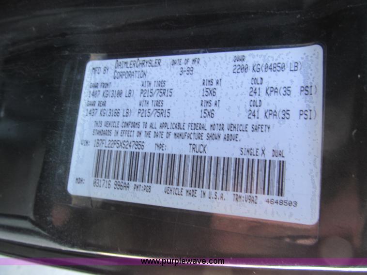 image for item E5871 1999 Dodge Dakota Club Cab pickup truck