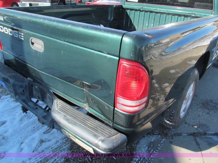 image for item E5871 1999 Dodge Dakota Club Cab pickup truck