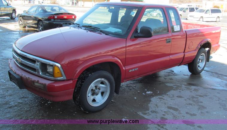 image for item E5872 1995 Chevrolet S10 LS Extended Cab pickup truck