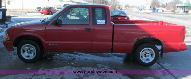 image for item E5872 1995 Chevrolet S10 LS Extended Cab pickup truck