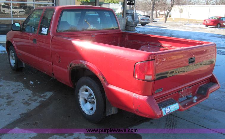 image for item E5872 1995 Chevrolet S10 LS Extended Cab pickup truck
